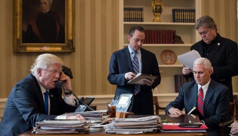 الرئيس الأمريكي دونالد ترامب وموظفون في البيت الأبيض