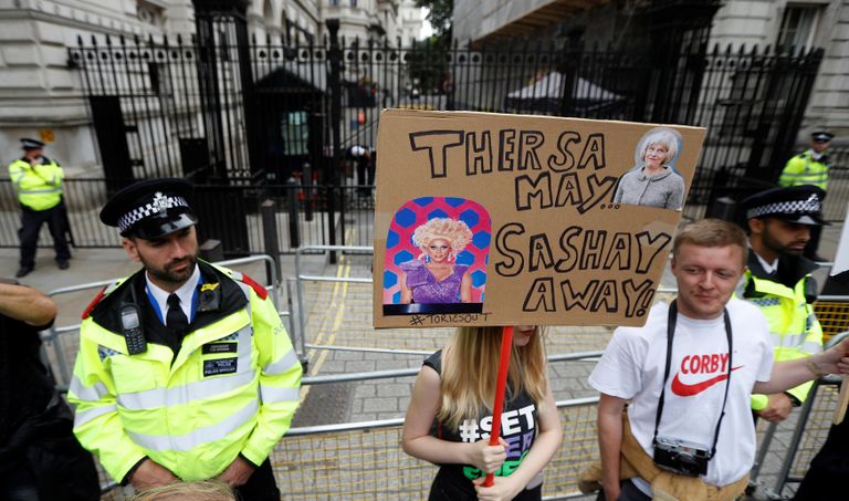 احتجاجات في لندن ضد سياسات ماي- رويترز