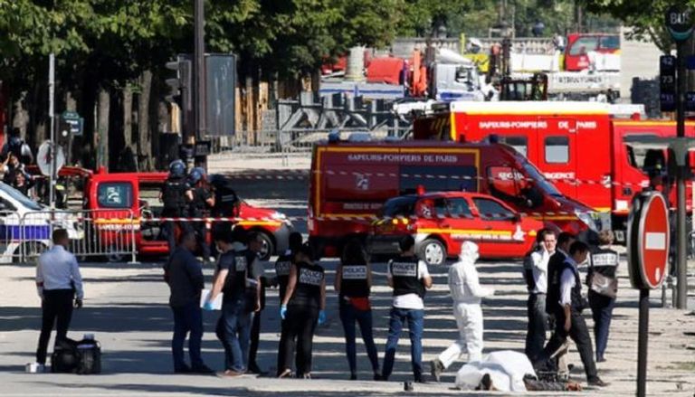 الشرطة الفرنسية في موقع حادث الشانزليزيه الإرهابي- أرشيفية