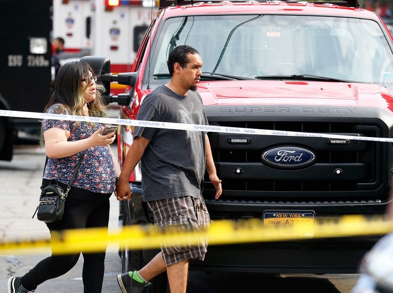 رجال الشرطة يطوقون مبنى المستشفى