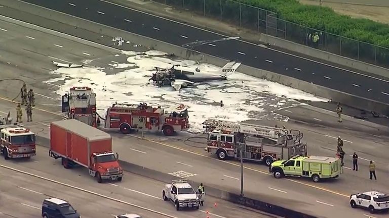 موقع الحادث بعد إطفاء الطائرة المشتعلة