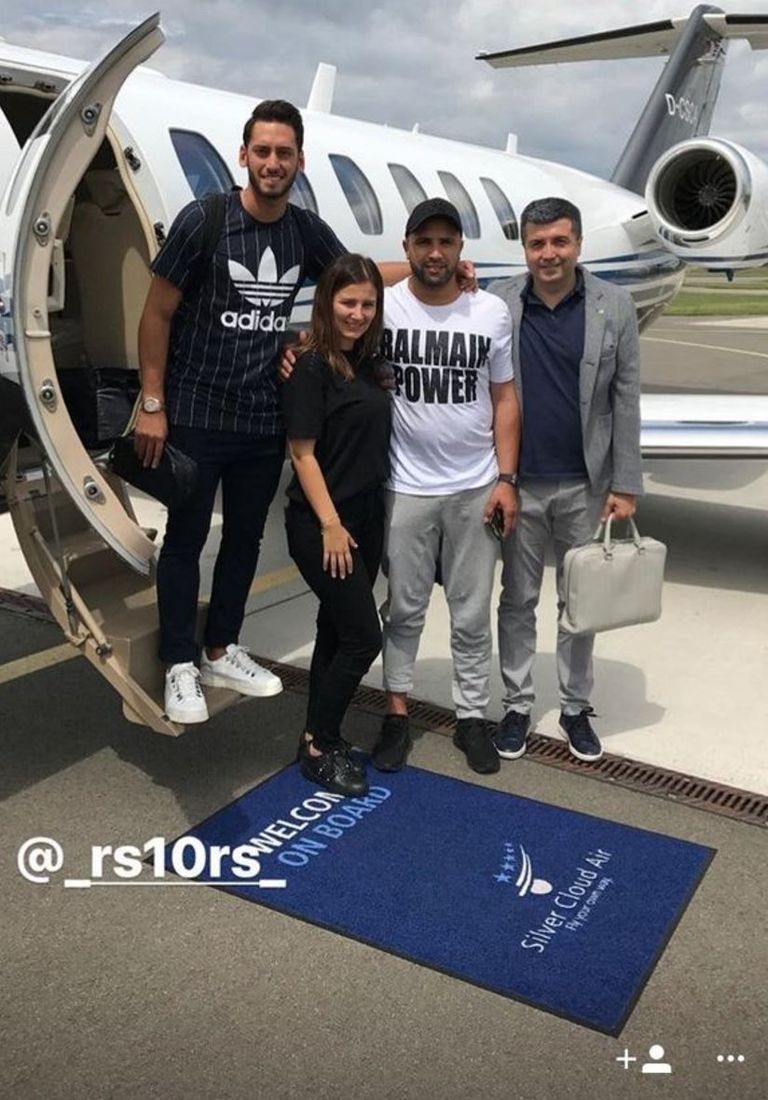 لحظة مغادرة كالهانوجلو إلى ميلان 