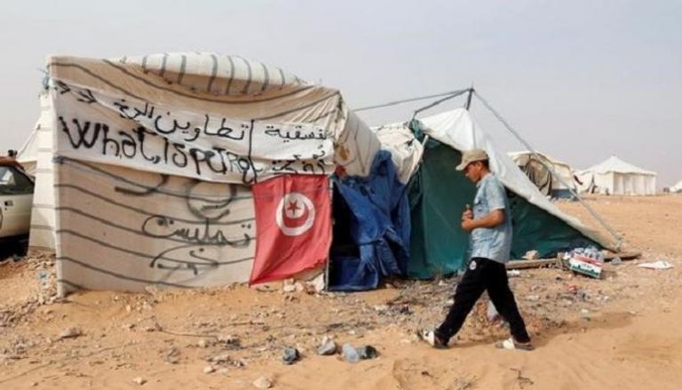 أحد المحتجين يسير قرب خيام في اعتصام الكامور في تطاوين بتونس
