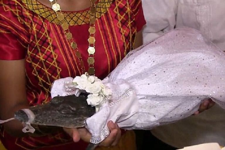 عمدة مدينة سان بيدرو مع التمساح