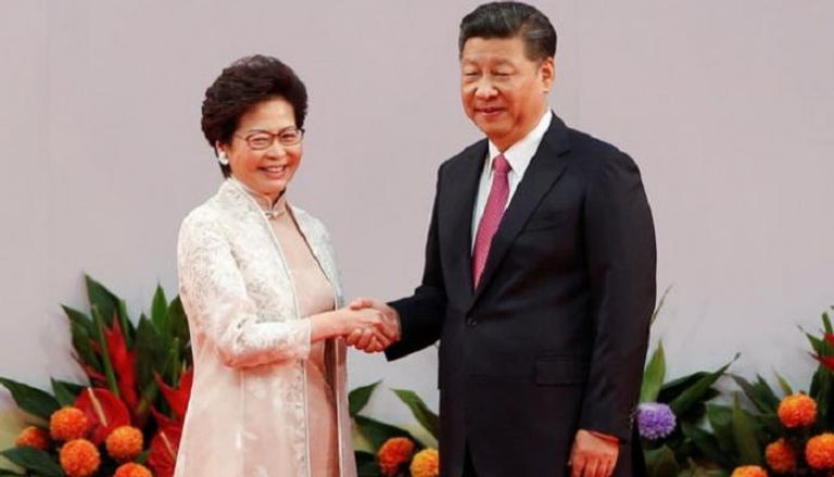 الرئيس الصيني يصافح الرئيسة التنفيذية الجديدة لهونج كونج