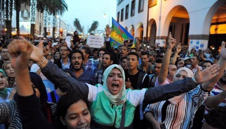 احتجاجات على مقتل بائع سمك في مدينة الحسيمة المغربية