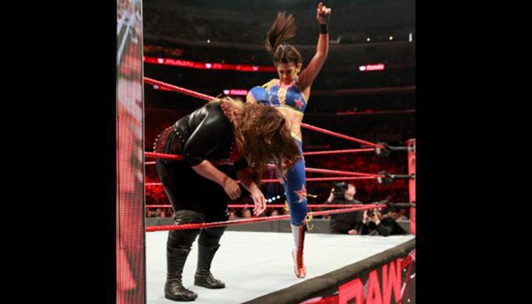 ساشا بانكس تجبر نيا جاكس على الاستسلام