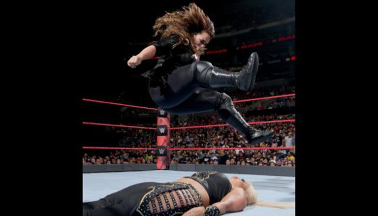 ساشا بانكس تجبر نيا جاكس على الاستسلام