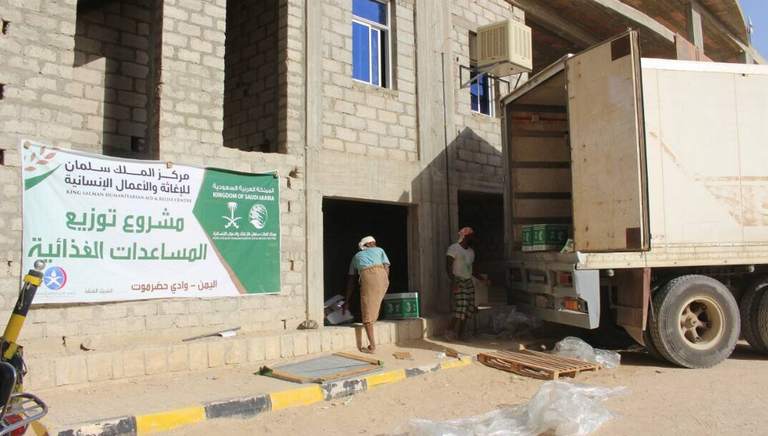 مركز الملك سلمان للإغاثة يوزع 50 ألف سلة غذائية