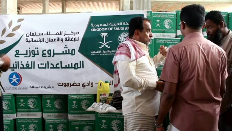 مركز الملك سلمان للإغاثة يوزع 50 ألف سلة غذائية