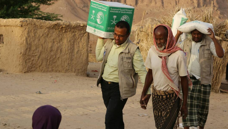 مركز الملك سلمان للإغاثة يوزع 50 ألف سلة غذائية