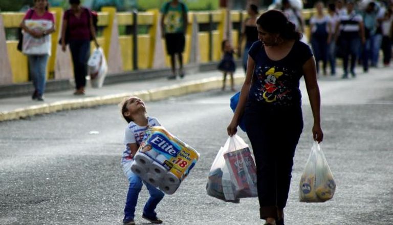 الحصول على الاحتياجات الأساسية معاناة يومية في فنزويلا