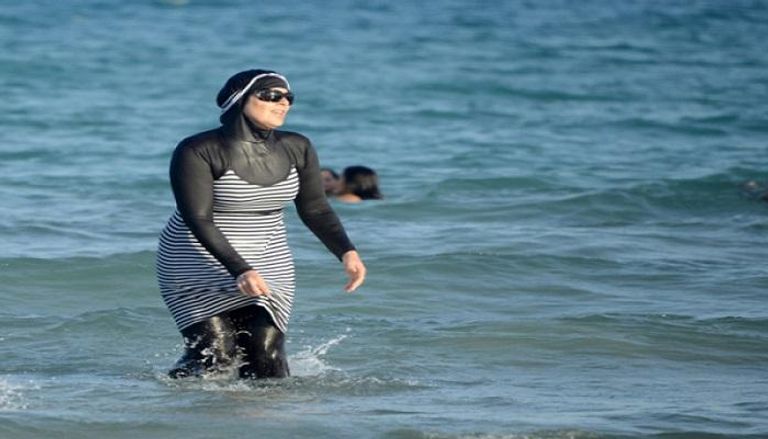 سيدة ترتدي الحجاب على شاطئ مدينة لورييت الفرنسية