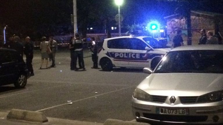 جانب من انتشار الشرطة الفرنسية في مكان الحادث