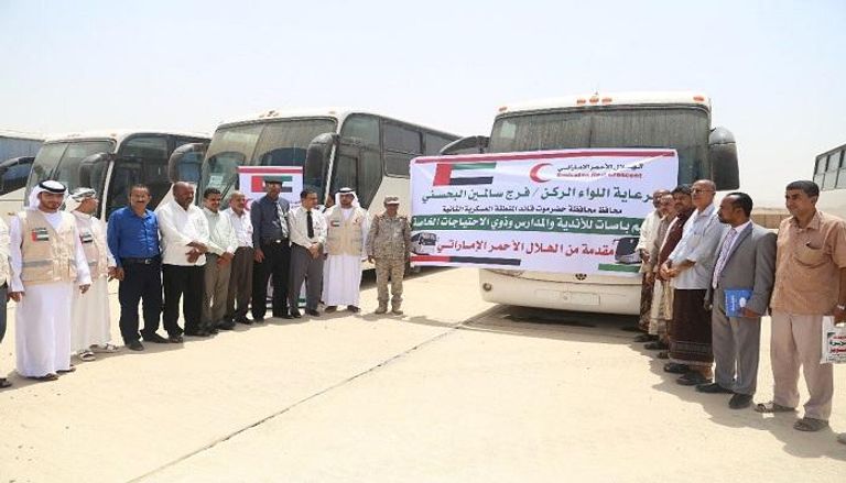 الهلال الأحمر الإماراتي يسلم حافلات لعدة قطاعات في اليمن