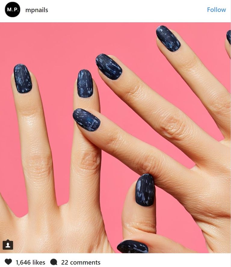 من صيحة بنطلونات الجينز الممزقة إلى أظافر الجينز 