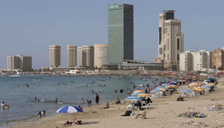 شاطئ في العاصمة الليبية طرابلس - رويترز