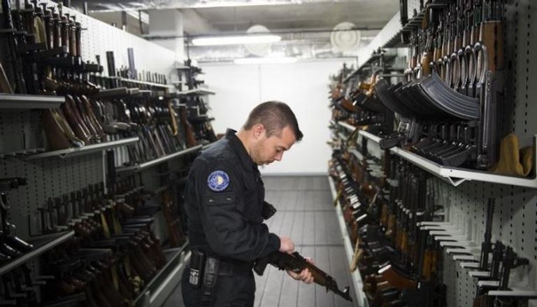 الداخلية الفرنسية ترى خللًا في منح تراخيص الأسلحة (الفرنسية)
