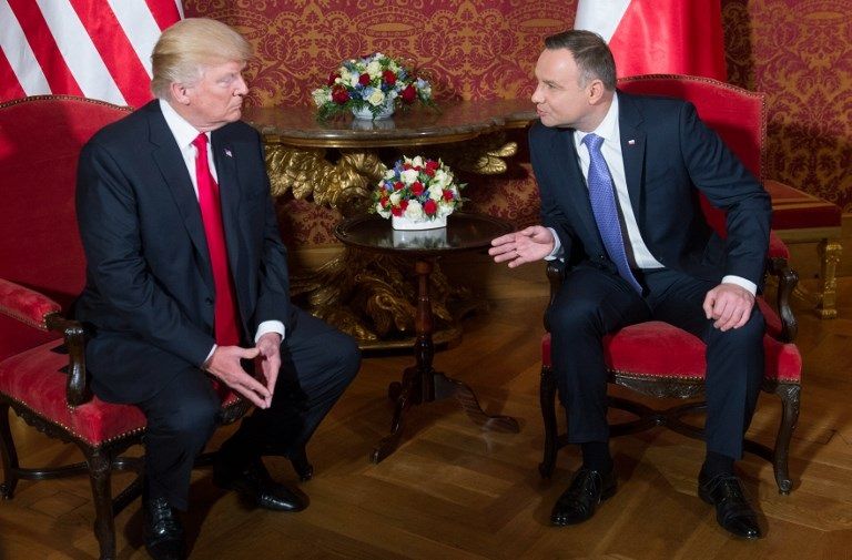 ترامب والرئيس البولندي ترامب وزوجته لدى وصولهما إلى بولندا (الفرنسية)