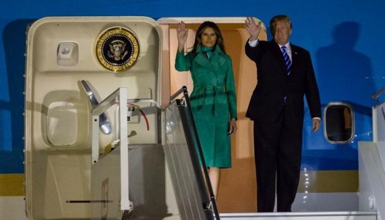 ترامب وزوجته لدى وصولهما إلى بولندا (الفرنسية)