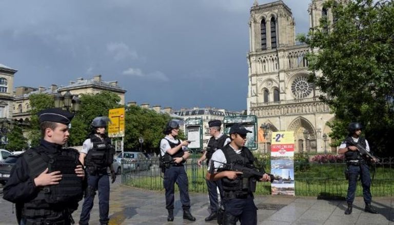 الشرطة الفرنسية في موقع أحد الاعتداءات الإرهابية (الفرنسية)