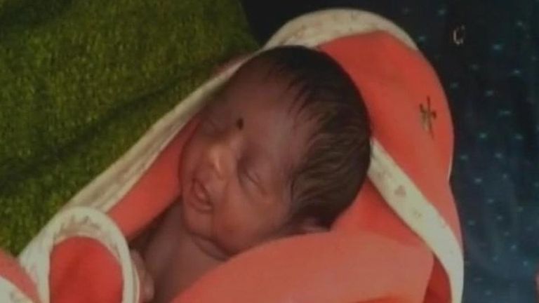 المولودة الهندية "ضريبة" مع بعض أفراد أسرتها