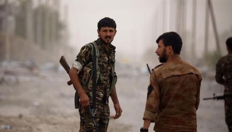 عناصر من "قوات سوريا الديمقراطية" بالرقة فيما تختفي تقريبا صور داعش