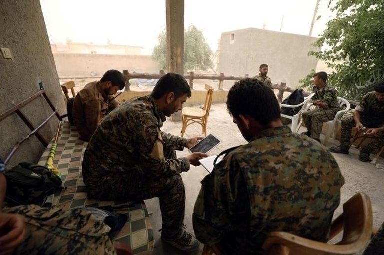 عناصر من قوات سوريا الديمقراطية في الرقة