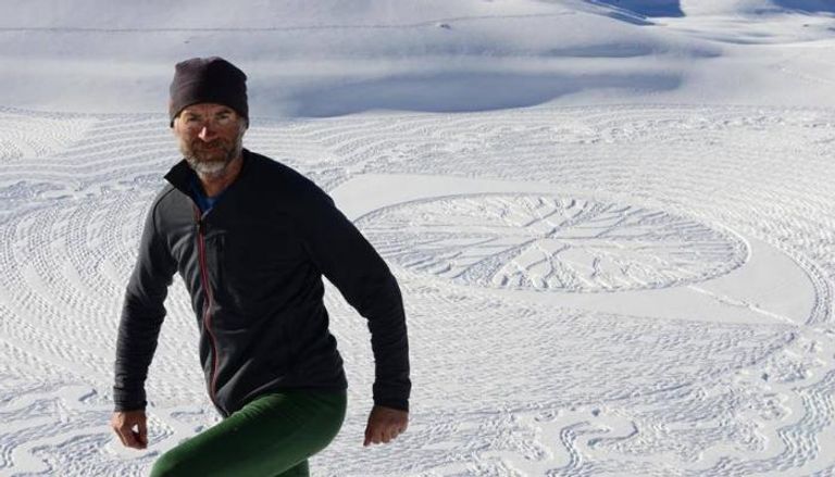 سيمون بيكر مع أحد أعماله الفنية على الثلج