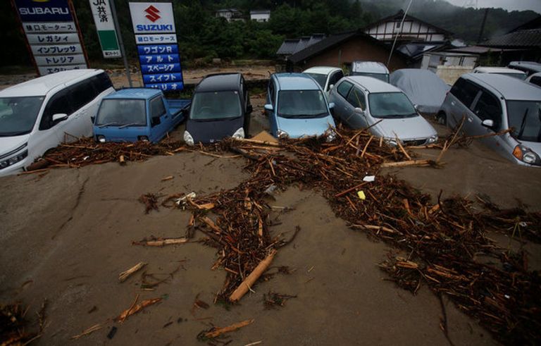 آثار الدمار الذي خلفته موجة طقس سيئ في اليابان