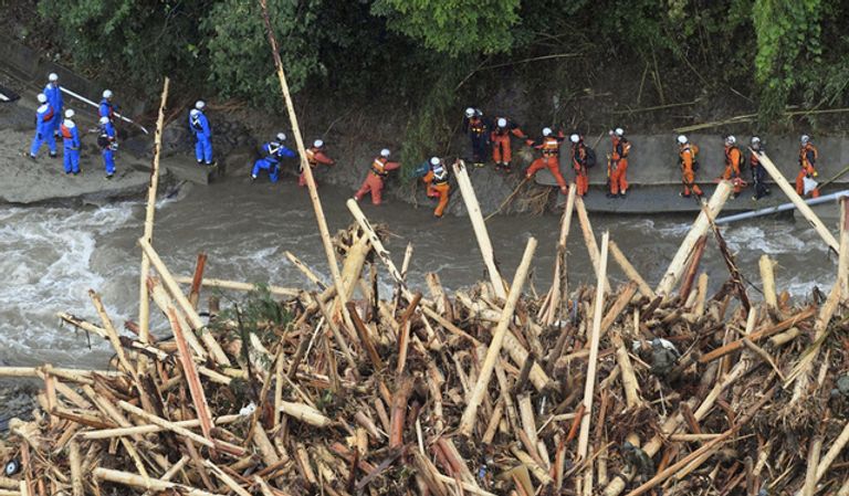 آثار الدمار الذي خلفته موجة طقس سيئ في اليابان
