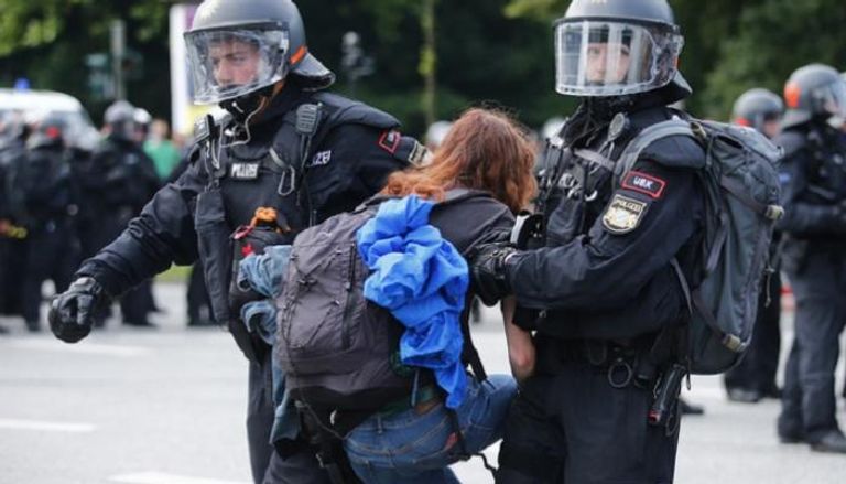 الشرطة الألمانية تتعامل مع محتجين على قمة العشرين