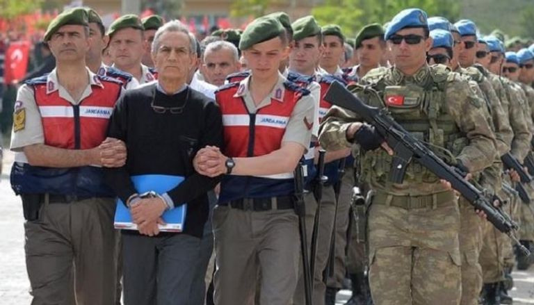 زعيم حزب تركي معارض يرفض المثول أمام القضاء مكبل اليدين