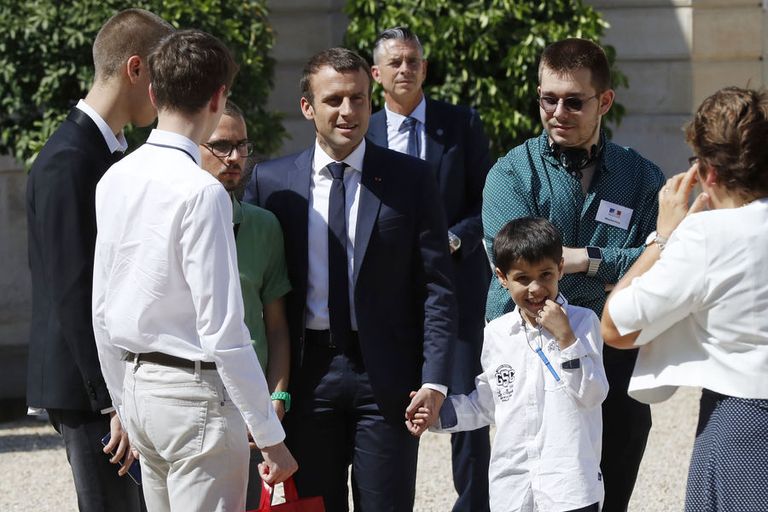 سيدة فرنسا الأولى تستضيف أطفالا مصابين بالتوحد