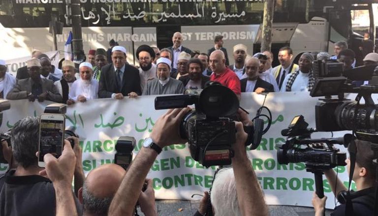 جانب من مسيرة المسلمين في فرنسا ضد الإرهاب القطري