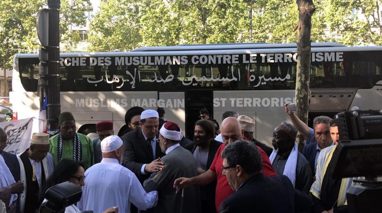 جانب من مسيرة المسلمين في فرنسا ضد الإرهاب القطري