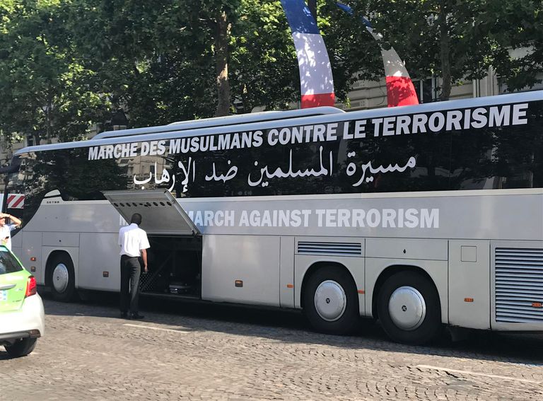 جانب من مسيرة المسلمين في فرنسا ضد الإرهاب القطري