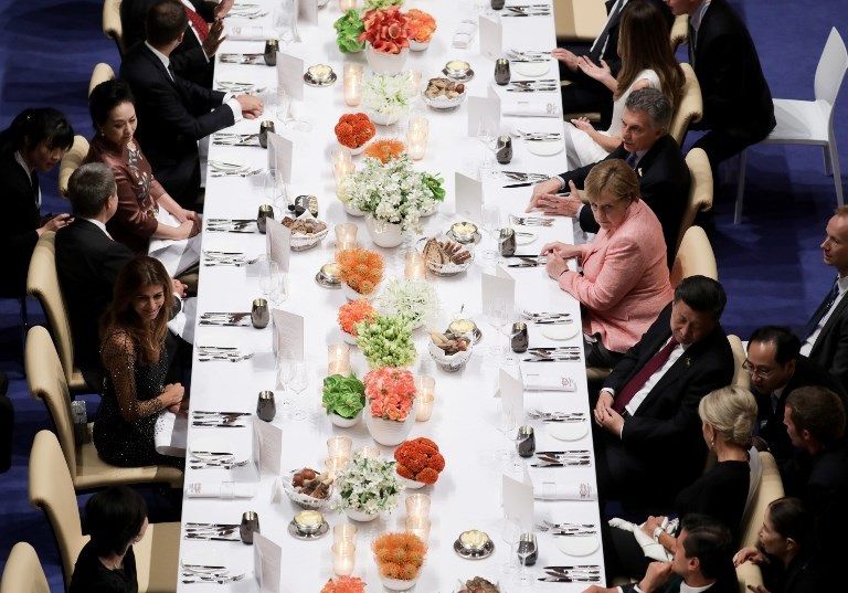 مائدة طعام على شرف الزعماء الضيوف