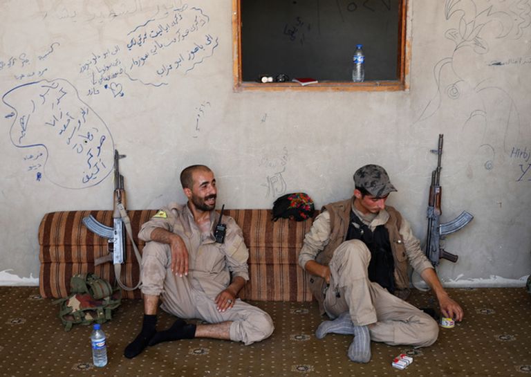 قوات كردية بالرقة (رويترز) أحد أفراد "قوات سوريا الديمقراطية" بالرقة (رويترز)