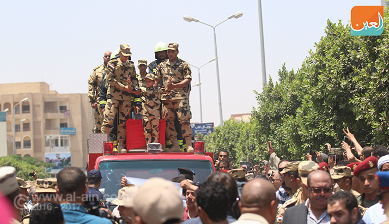 ابن الشهيد أحمد منسي مرتديا الزي العسكري خلال جنازة والده
