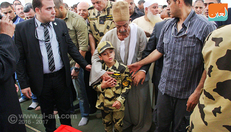 ابن الشهيد أحمد منسي مرتديا الزي العسكري خلال جنازة والده