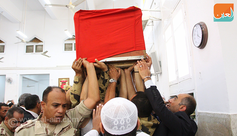 ابن الشهيد أحمد منسي مرتديا الزي العسكري خلال جنازة والده