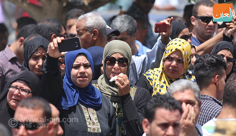 ابن الشهيد أحمد منسي مرتديا الزي العسكري خلال جنازة والده