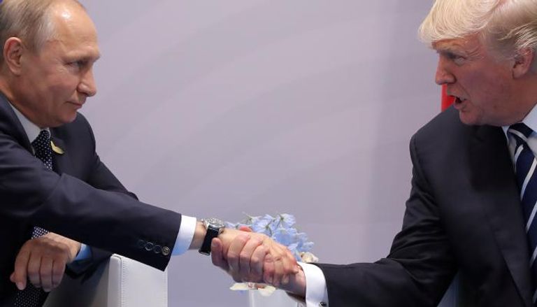 ترامب يصافح بوتين خلال لقائهما في مجموعة العشرين (رويترز)
