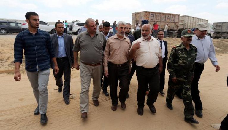 يحيى السنوار أحد قادة حماس خلال تفقد المنطقة العازلة الجديدة- رويترز