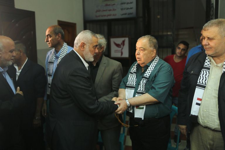 يحيى السنوار أحد قادة حماس خلال تفقد المنطقة العازلة الجديدة- رويترز