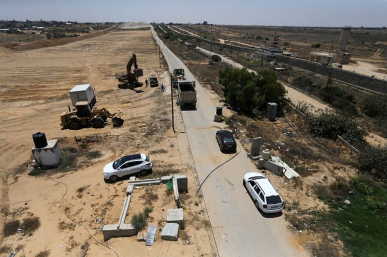 يحيى السنوار أحد قادة حماس خلال تفقد المنطقة العازلة الجديدة- رويترز