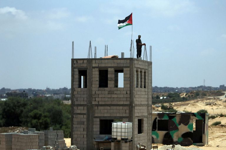 يحيى السنوار أحد قادة حماس خلال تفقد المنطقة العازلة الجديدة- رويترز