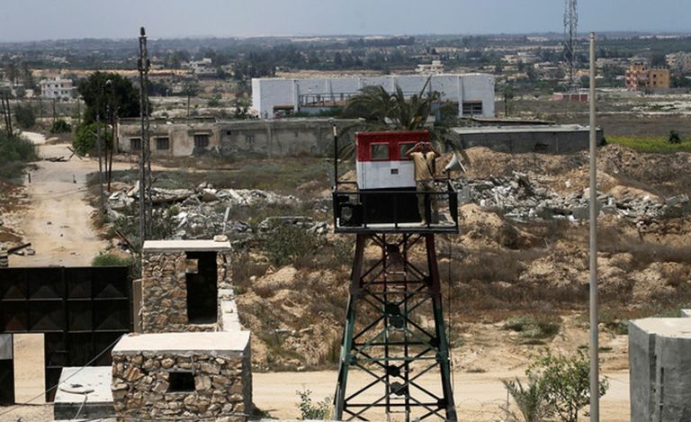 يحيى السنوار أحد قادة حماس خلال تفقد المنطقة العازلة الجديدة- رويترز