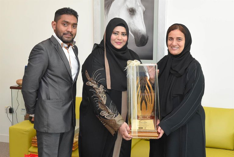 الشيخة لبنى القاسمي تتسلم جائزة جواهر العالم الإسلامي